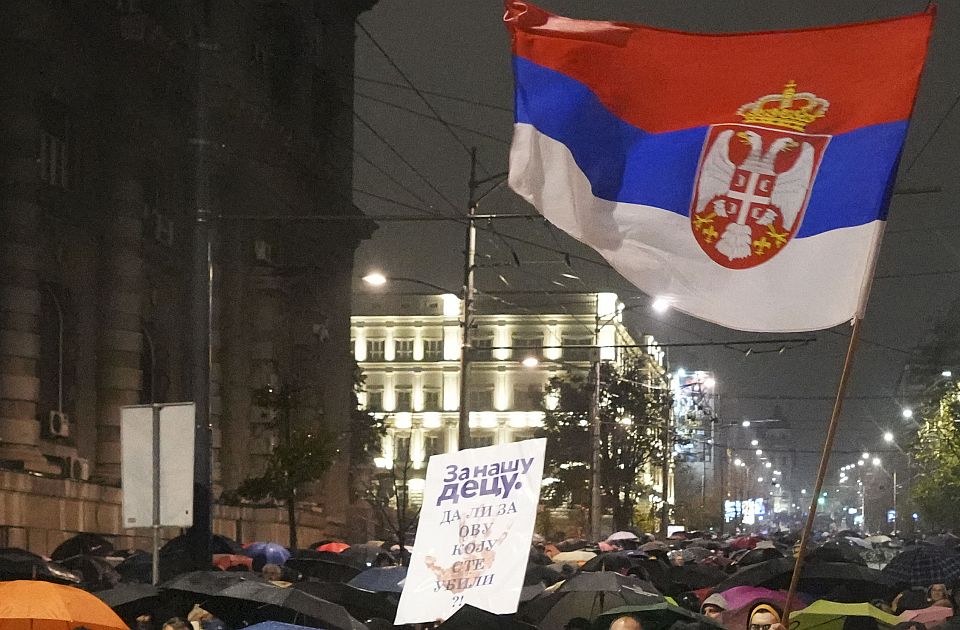 VIDEO: Građani sa protesta oterali grupu mladića s kapuljačama