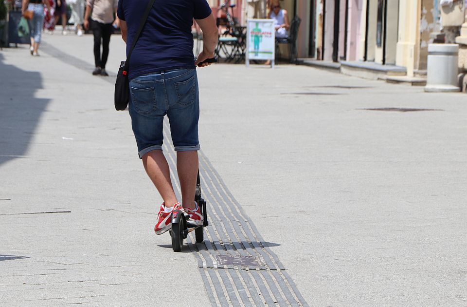 Nalepnica, prsluk i kaciga: Nova pravila za vozače električnih trotineta važe od 15. juna