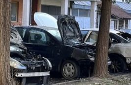 FOTO: Na Novom naselju izgorela tri automobila, stakla rabijena na više vozila