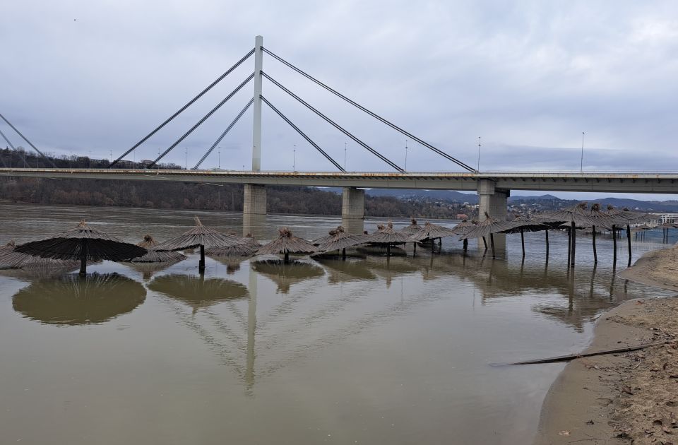 FOTO, VIDEO Vodostaj Dunava u porastu: Suncobrani na Štrandu pod vodom