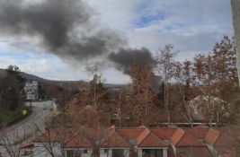 FOTO: Gore gume i smeće u krugu fabrike u Beočinu