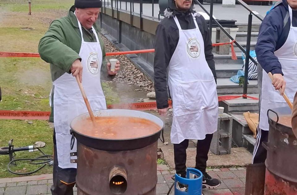 FOTO, VIDEO: Poljoprivrednici kuvaju gulaš za više od 1.000 novosadskih studenata