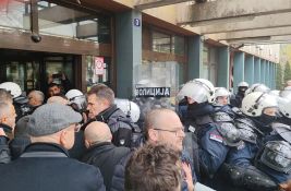 VIDEO Napeto kod zgrade suda u Novom Sadu: Koškanja opozicije sa policijom i sudskom stražom