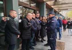 FOTO, VIDEO Blokada zgrade suda u Novom Sadu: Traži se oslobađanje svih uhapšenih na protestima