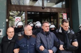 UŽIVO VIDEO Blokada zgrade suda u Novom Sadu: Stigla i policija u opremi za razbijanje demonstracija