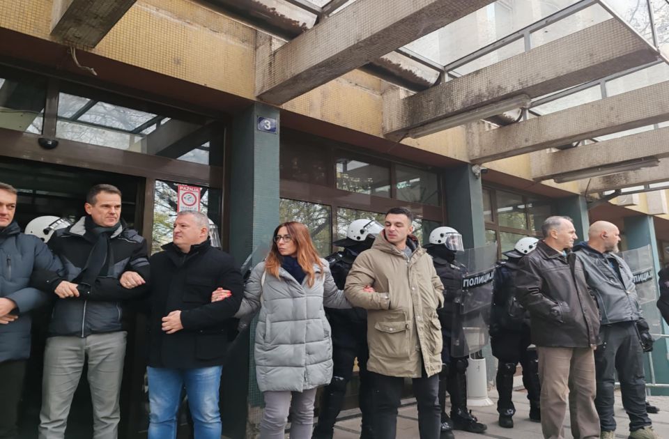 FOTO, VIDEO Blokada zgrade suda u Novom Sadu: Stigla i policija u opremi za razbijanje demonstracija