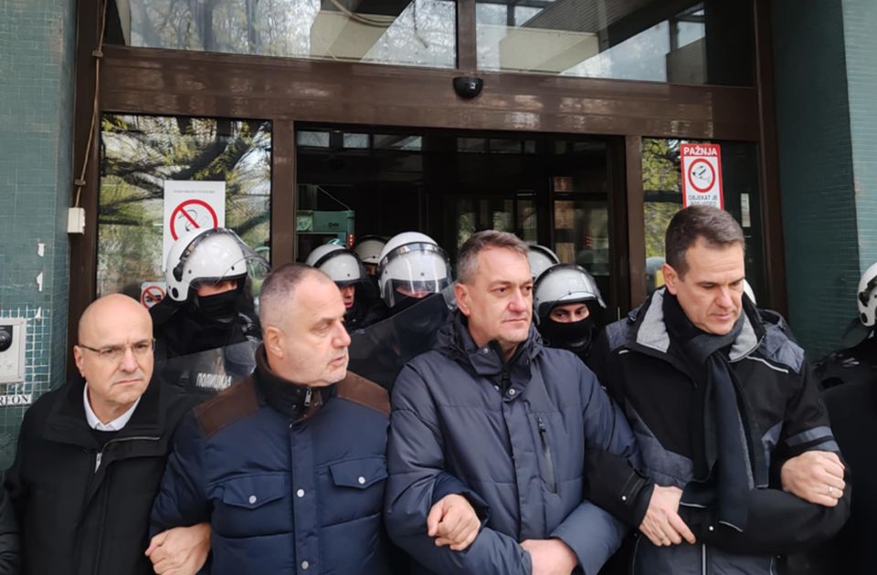 FOTO, VIDEO Blokada zgrade suda u Novom Sadu: Stigla i policija u opremi za razbijanje demonstracija