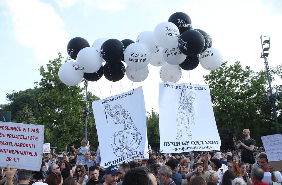 FOTO: Poruke učesnika protesta "Srbija protiv nasilja", neke nalepljene na vrata Vlade Srbije