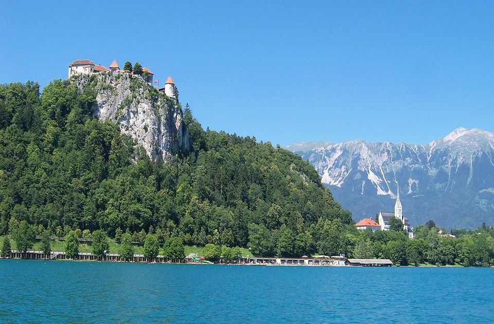 Žena poginula u nevremenu na Bledu, povređen muškarac