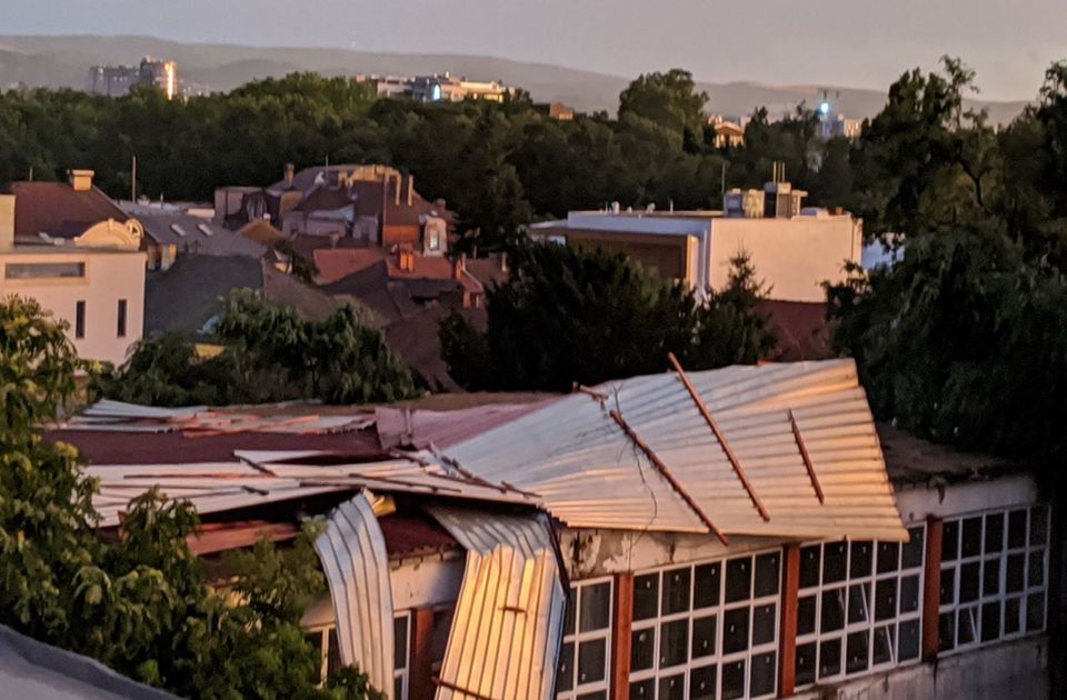 FOTO: Pogledajte kako izgleda krov OŠ "Petefi Šandor" posle nevremena