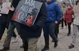 FOTO: Maturanti Lazine gimnazije krenuli ka centru na protest i javni čas