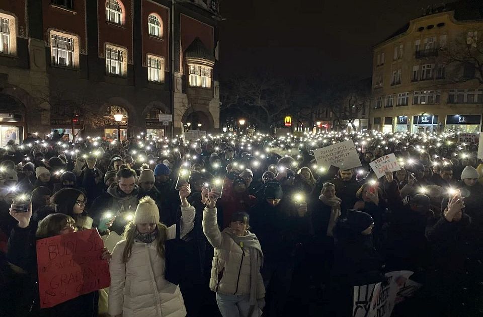 FOTO: Studenti na protestu u Subotici pozvali sve škole da stupe u generalni štrajk