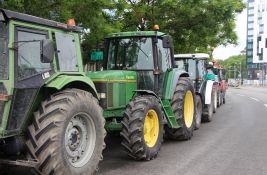 Poljoprivrednici se okupili na putu između Kisača i Bačkog Petrovca, čekaju ishod sastanka