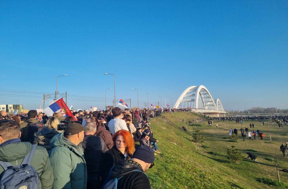 UŽIVO Blokirana sva tri mosta u Novom Sadu: Prilaz Varadinskom krcat, isto i na Žeželju