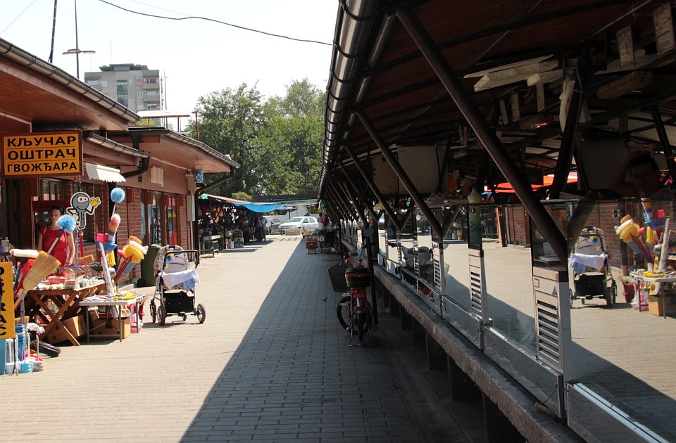 "Tržnica" prodaje metalne tezge, rahladne vitrine, bager, utovarivač i više "škoda"